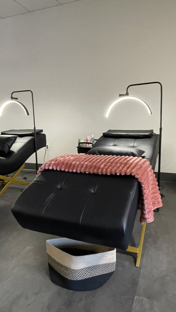 Individual lash station