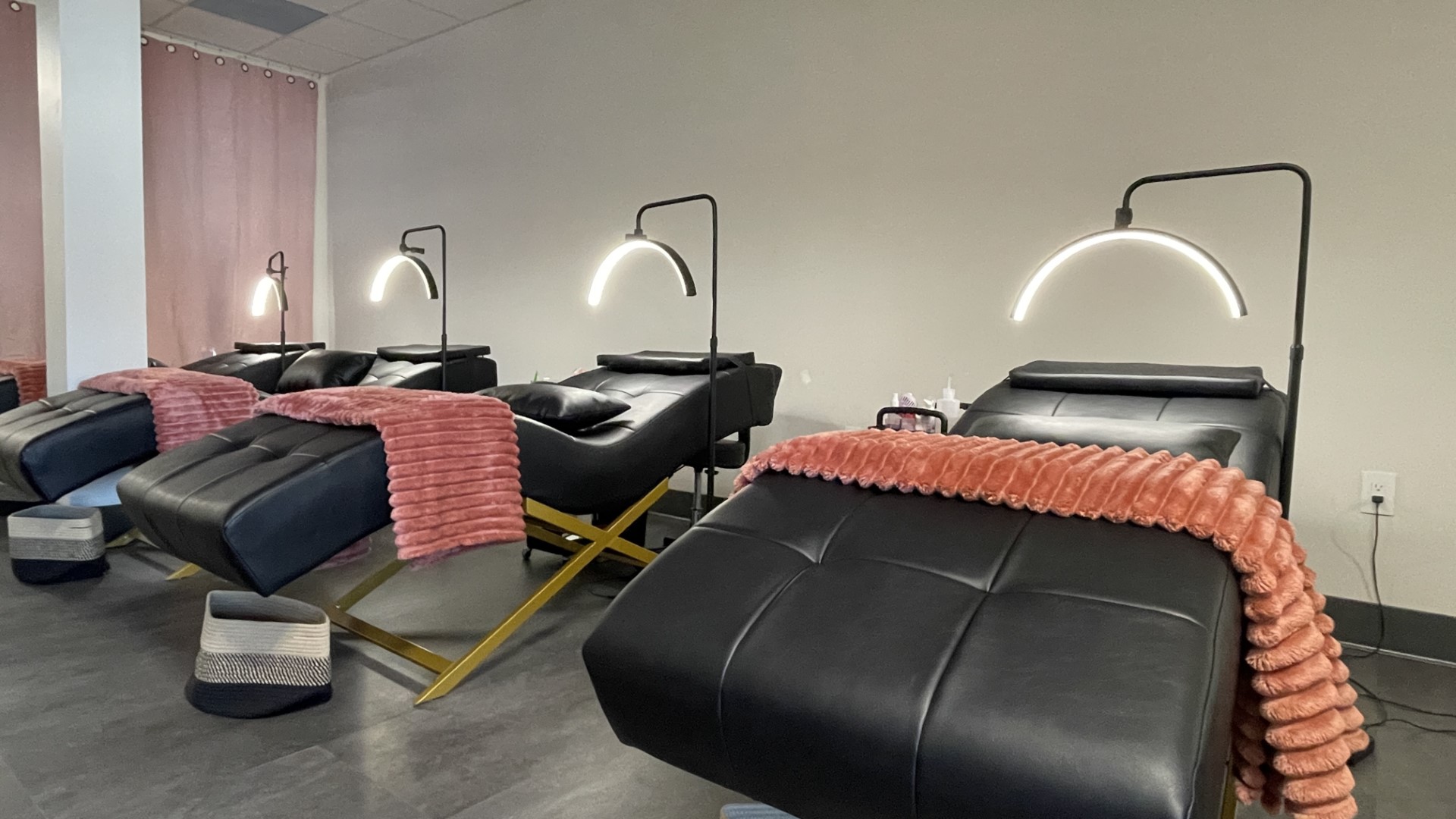 Lash treatment room with comfortable beds